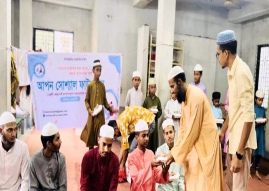 ইয়াতিমখানার ছাত্রদের মাঝে ইফতার বিতরণ